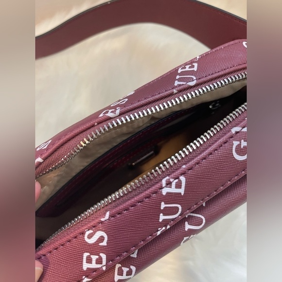 New!! Guess Camera Bag - Picture 2 of 8